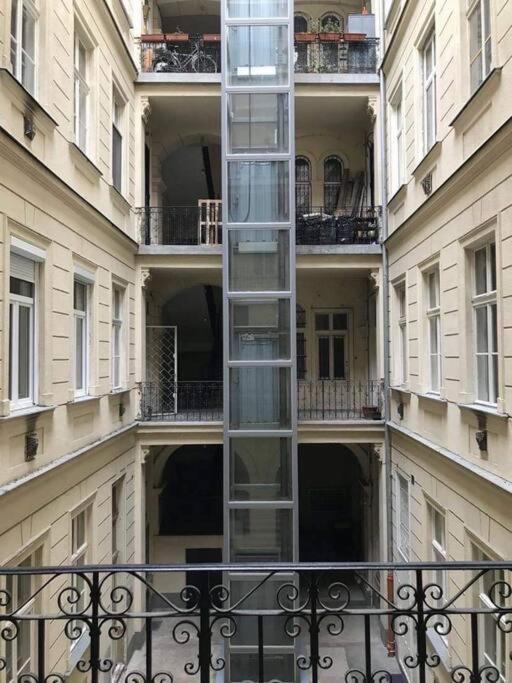 White Luxury Apartment Boedapest Buitenkant foto