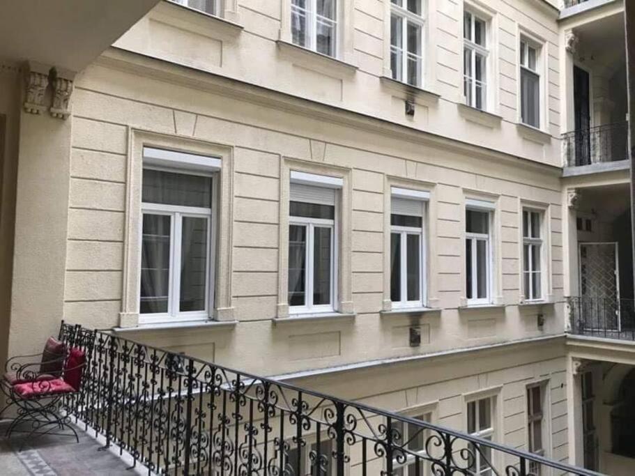 White Luxury Apartment Boedapest Buitenkant foto