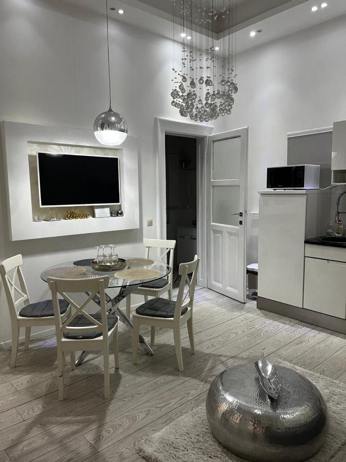 White Luxury Apartment Boedapest Buitenkant foto